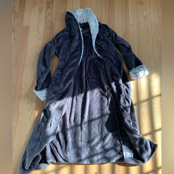 Fuzzy incredibly soft grey robe large - Picture 2 of 7